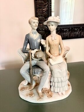Lladró 1274 Lovers in the Park Couple on Park Bench MINT Condition
